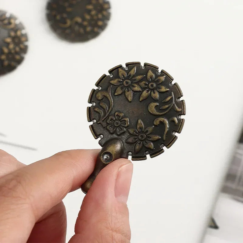 StitchRelic – Vintage Metal Thread Cutter Tool