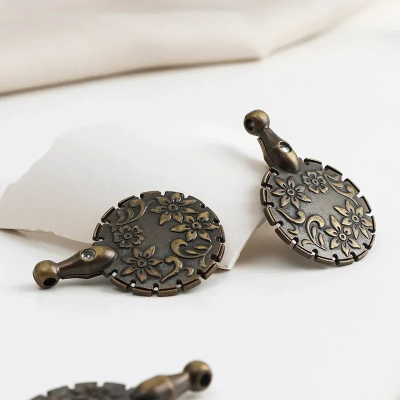 StitchRelic – Vintage Metal Thread Cutter Tool