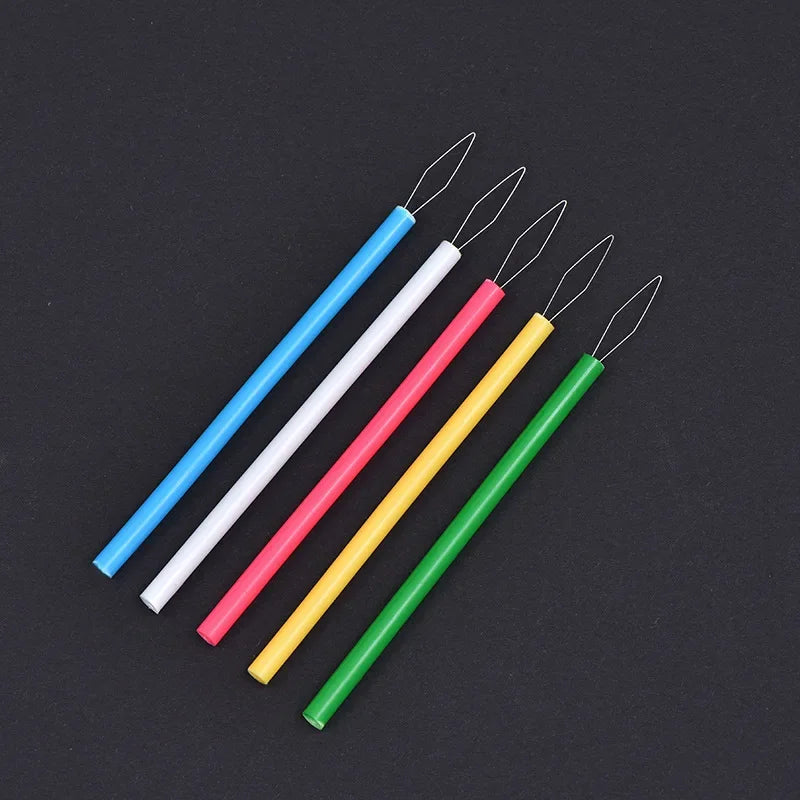 Needleque – Colorful Needle Threader Sewing Tool