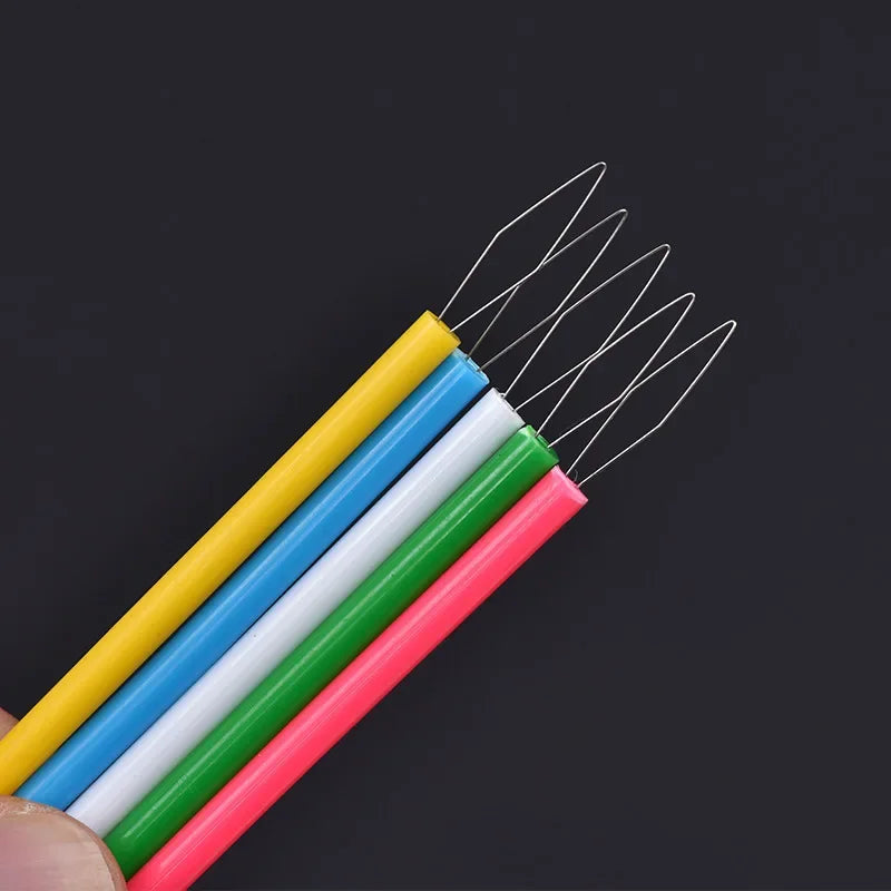 Needleque – Colorful Needle Threader Sewing Tool